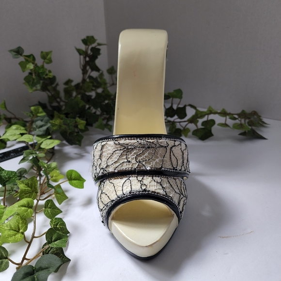 Large Resin High Heel Shoe Vanity Display - Picture 8 of 9